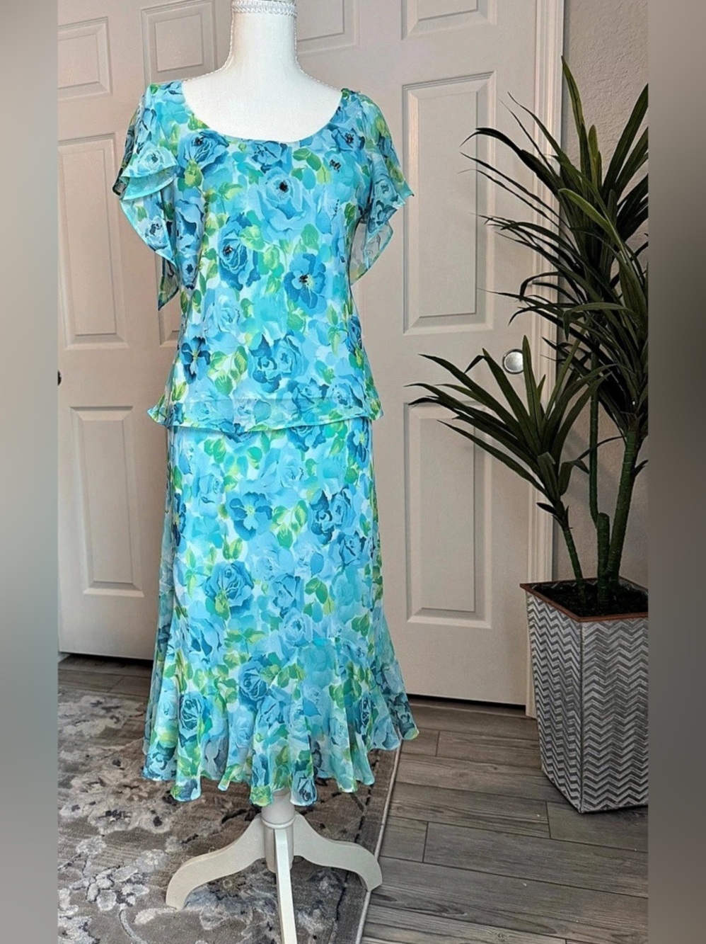 DressBarn Blue Floral 2 Piece Top & Skirt Floral Skirt Set Size 8P Blue & Green
